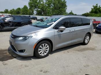  Salvage Chrysler Pacifica