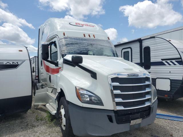  Salvage Freightliner Cascadia 1