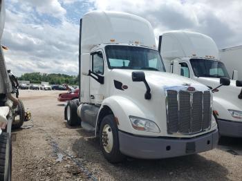  Salvage Peterbilt 579