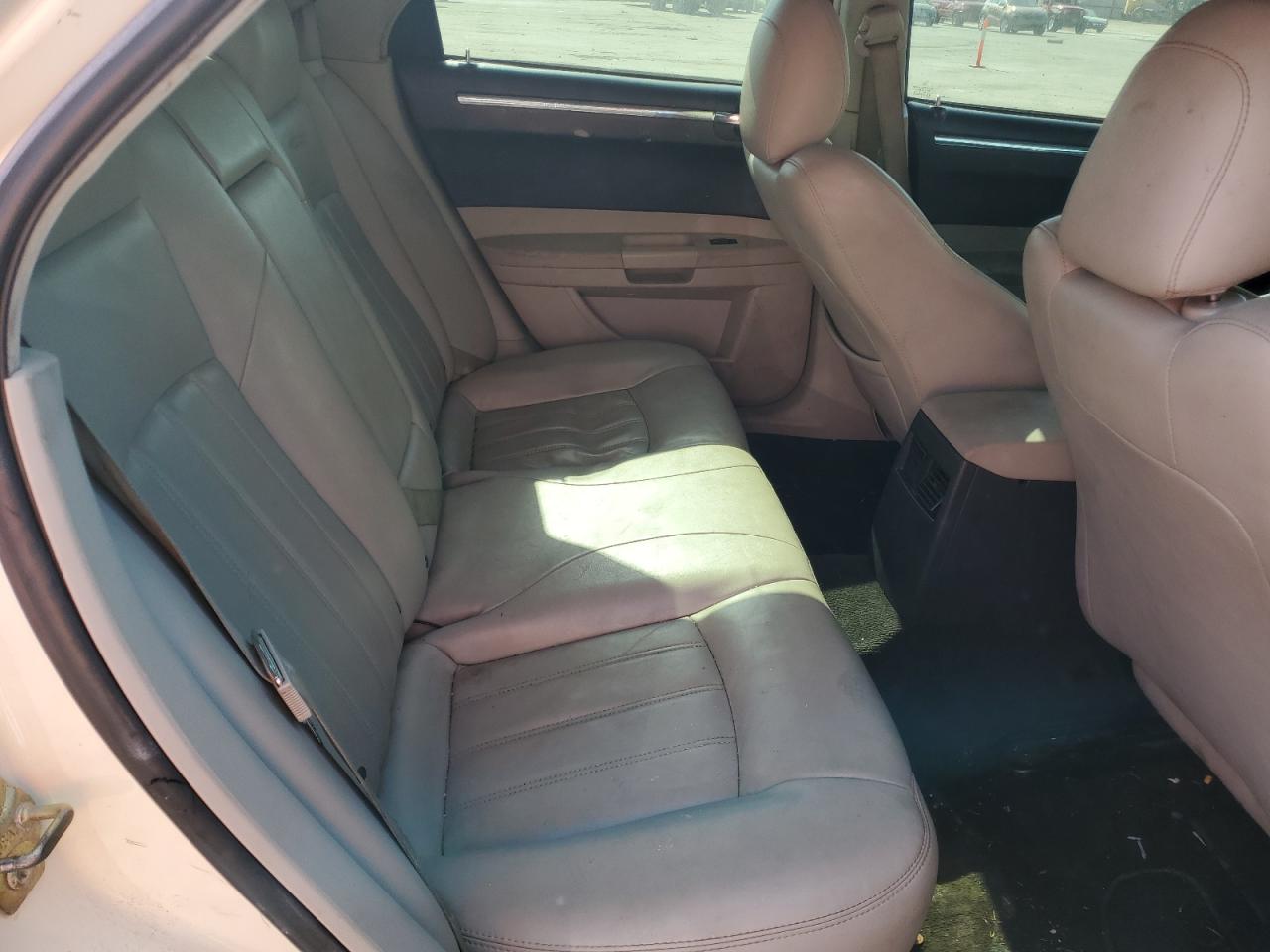 Chrysler 300 Touring Image 8