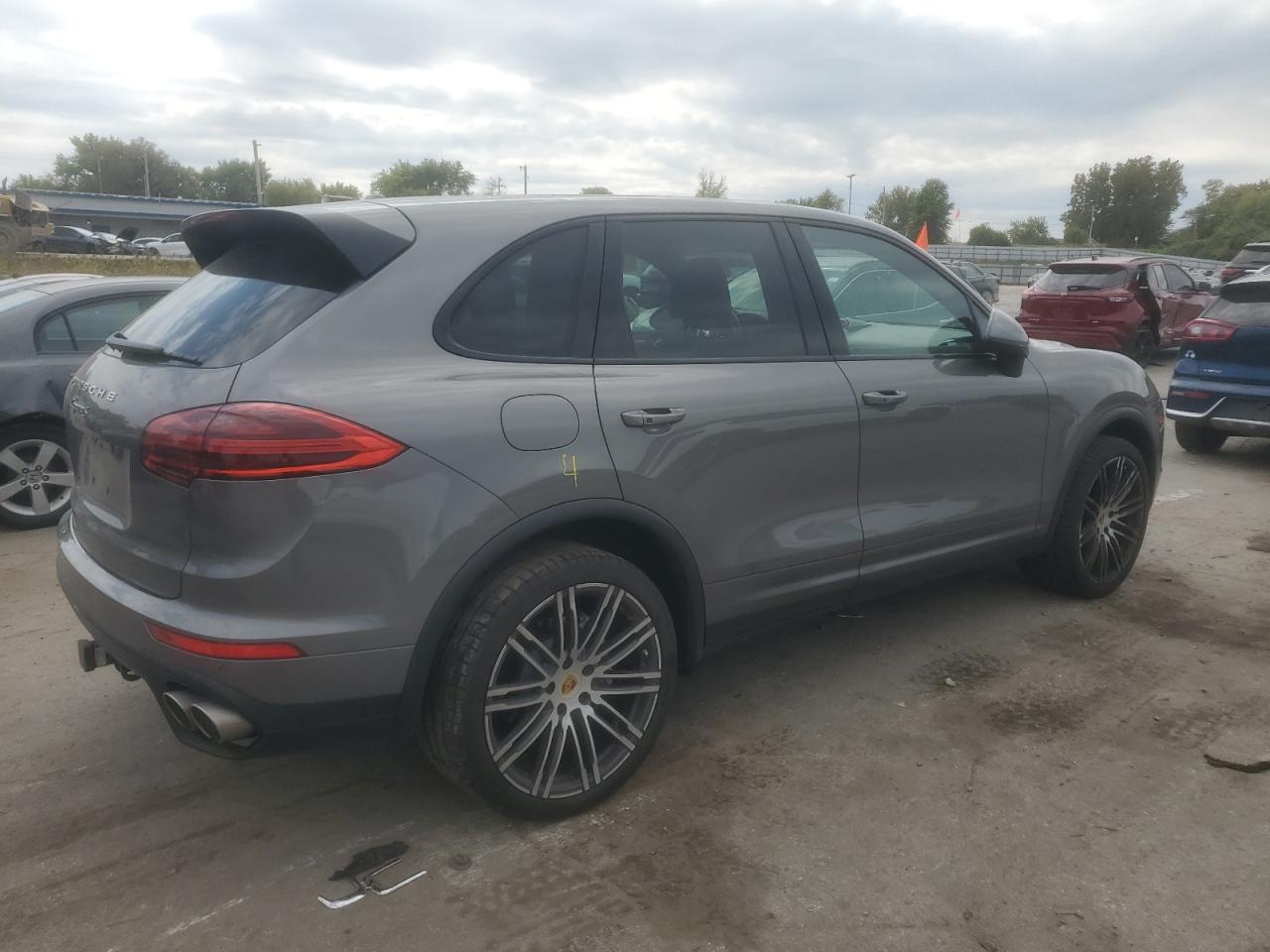 Porsche Cayenne S Image 2