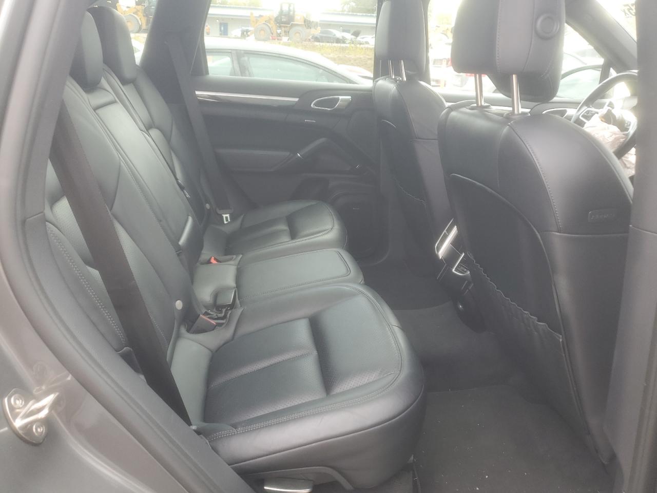 Porsche Cayenne S Image 10