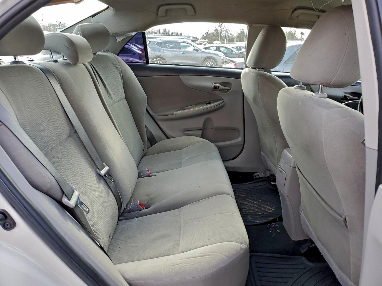 Toyota Corolla Base Image 9