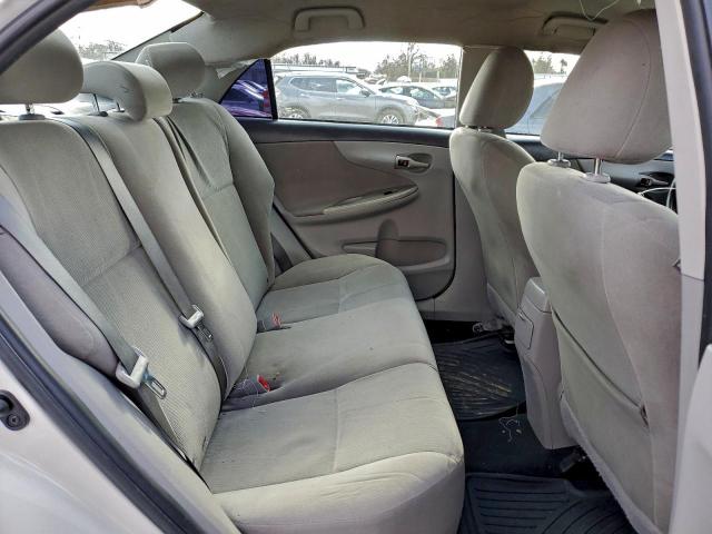 Toyota Corolla Base Image 9