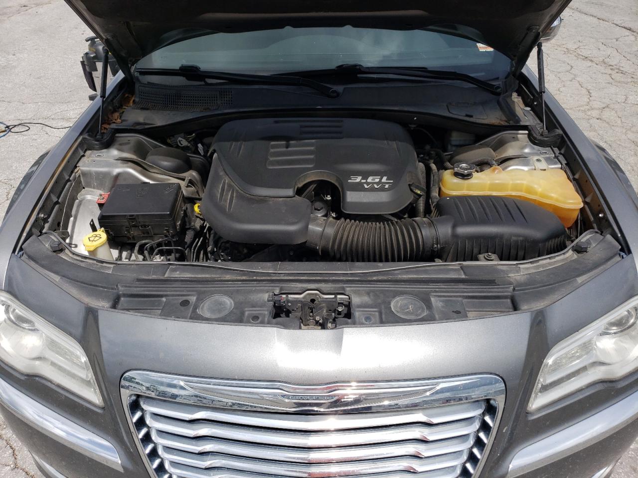 Chrysler 300 Limited Image 8