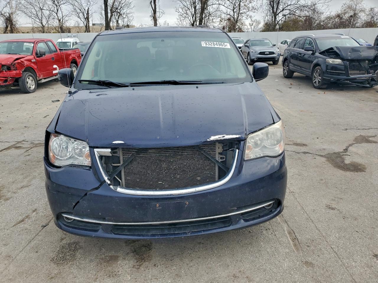 Chrysler Minivan Touring Image 8