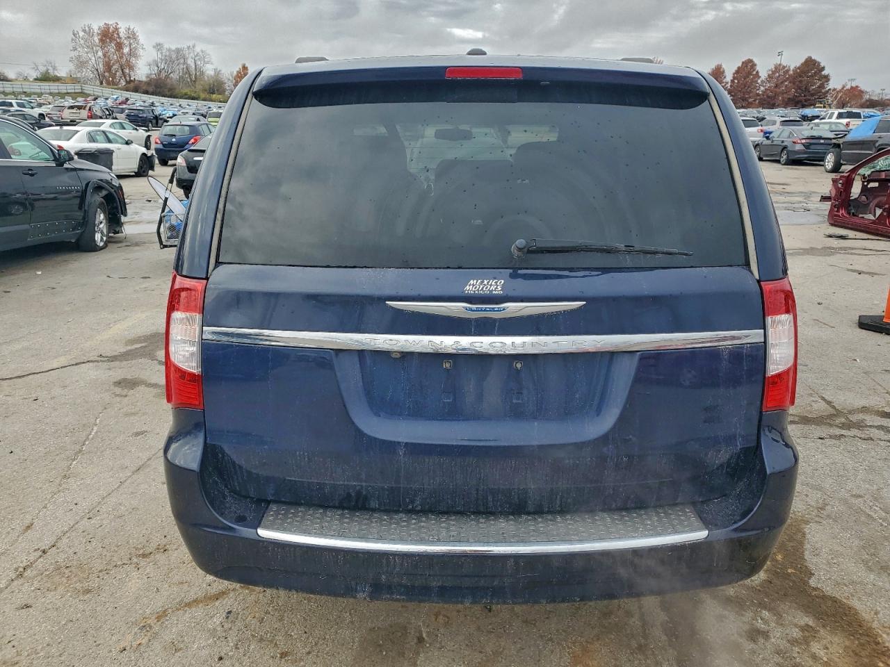 Chrysler Minivan Touring Image 3