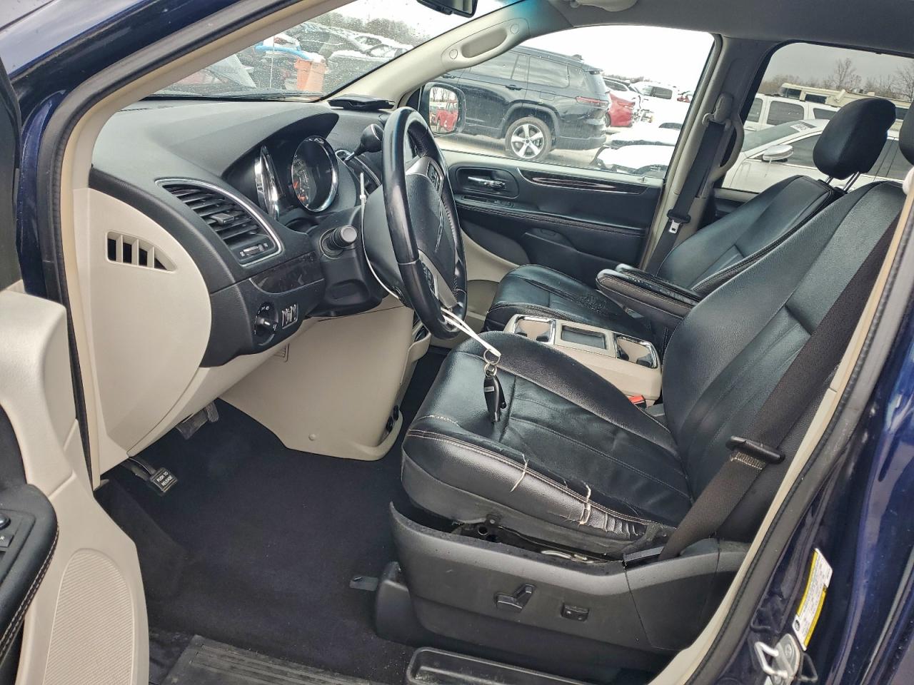 Chrysler Minivan Touring Image 6