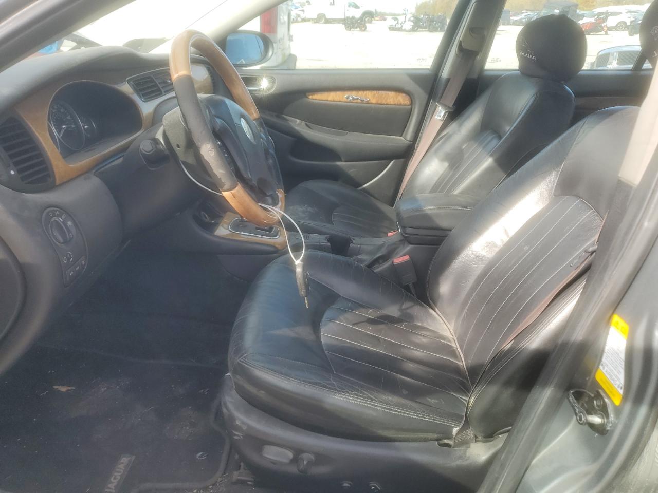 Jaguar X-Type 2.5 Image 4