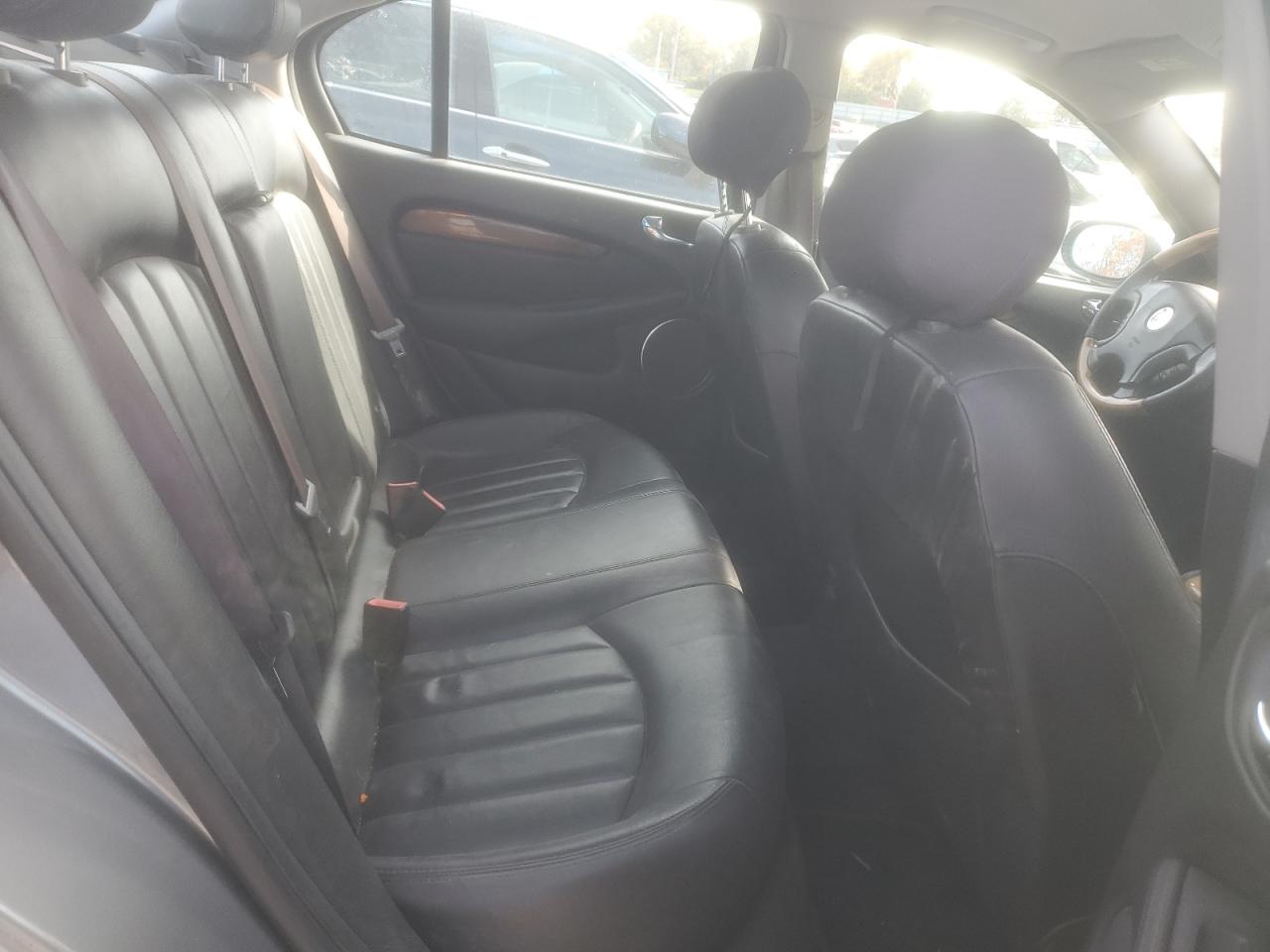 Jaguar X-Type 2.5 Image 8