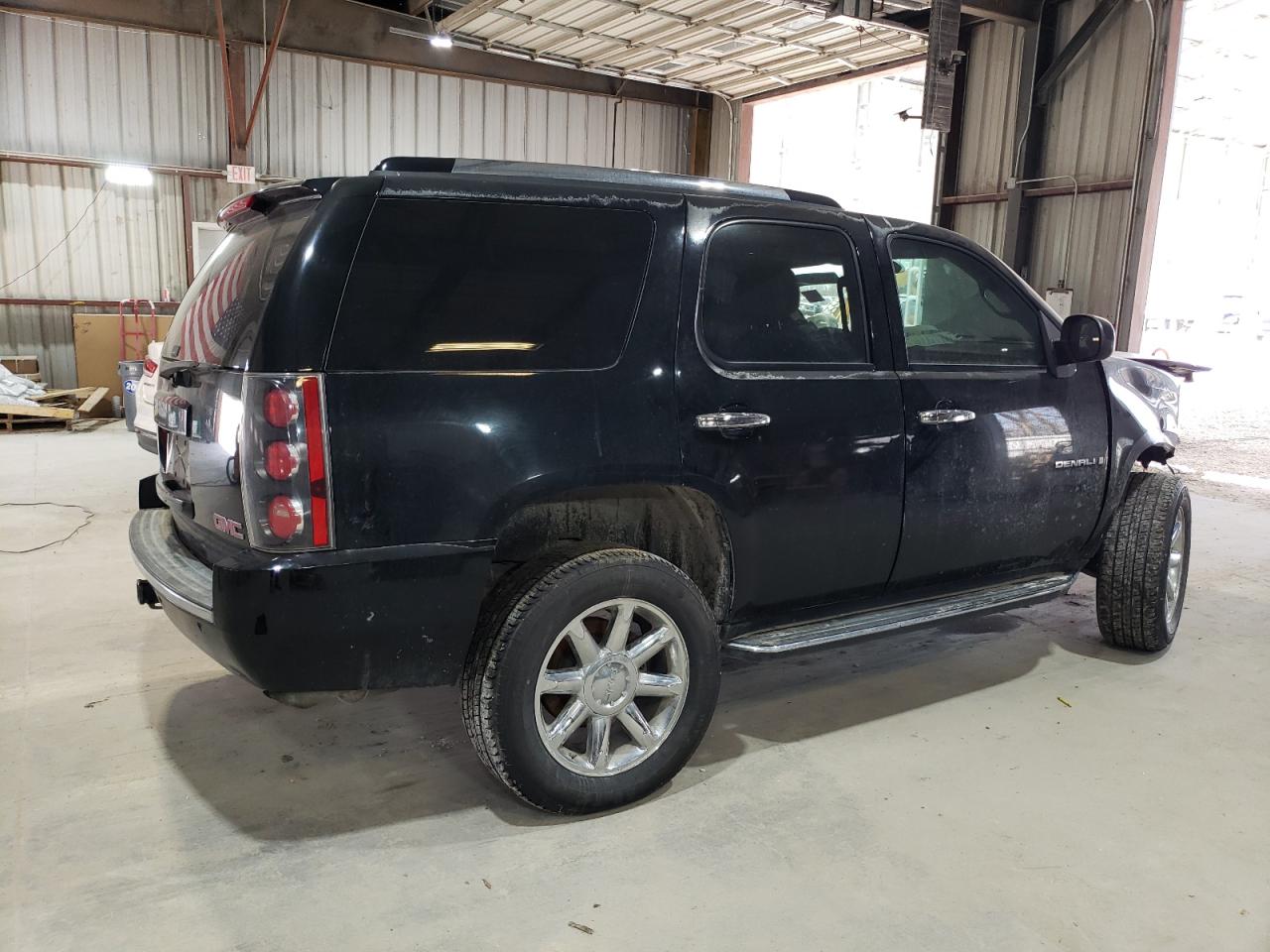 GMC Yukon Denali Image 10