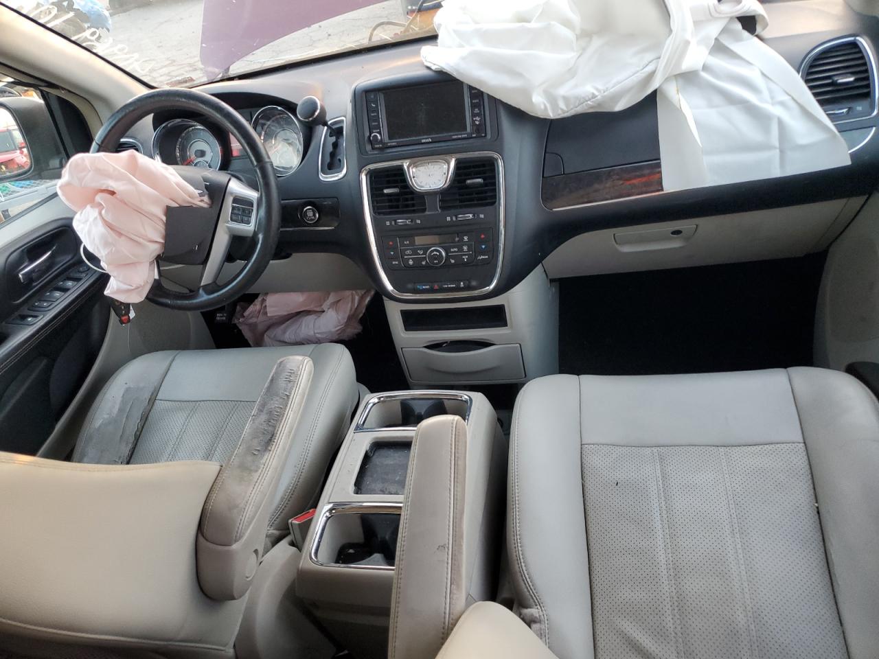 Chrysler Minivan Touring L Image 8