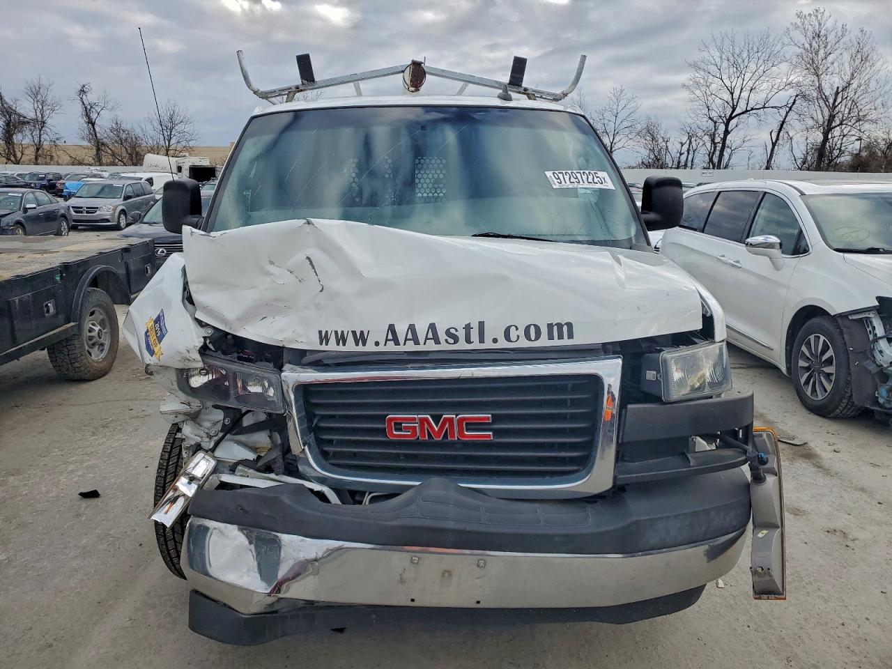 GMC Savana G2500 Image 12