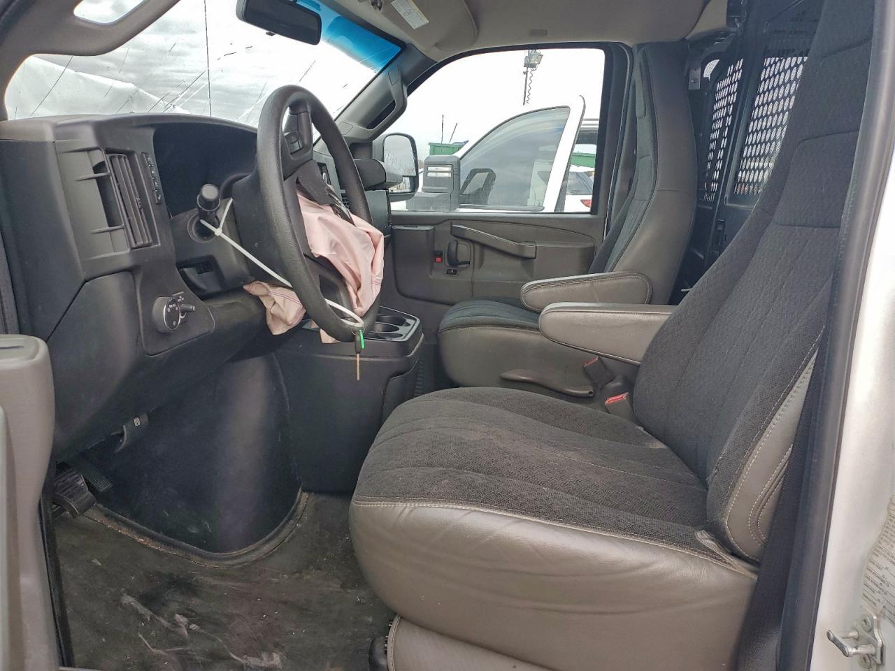 GMC Savana G2500 Image 3