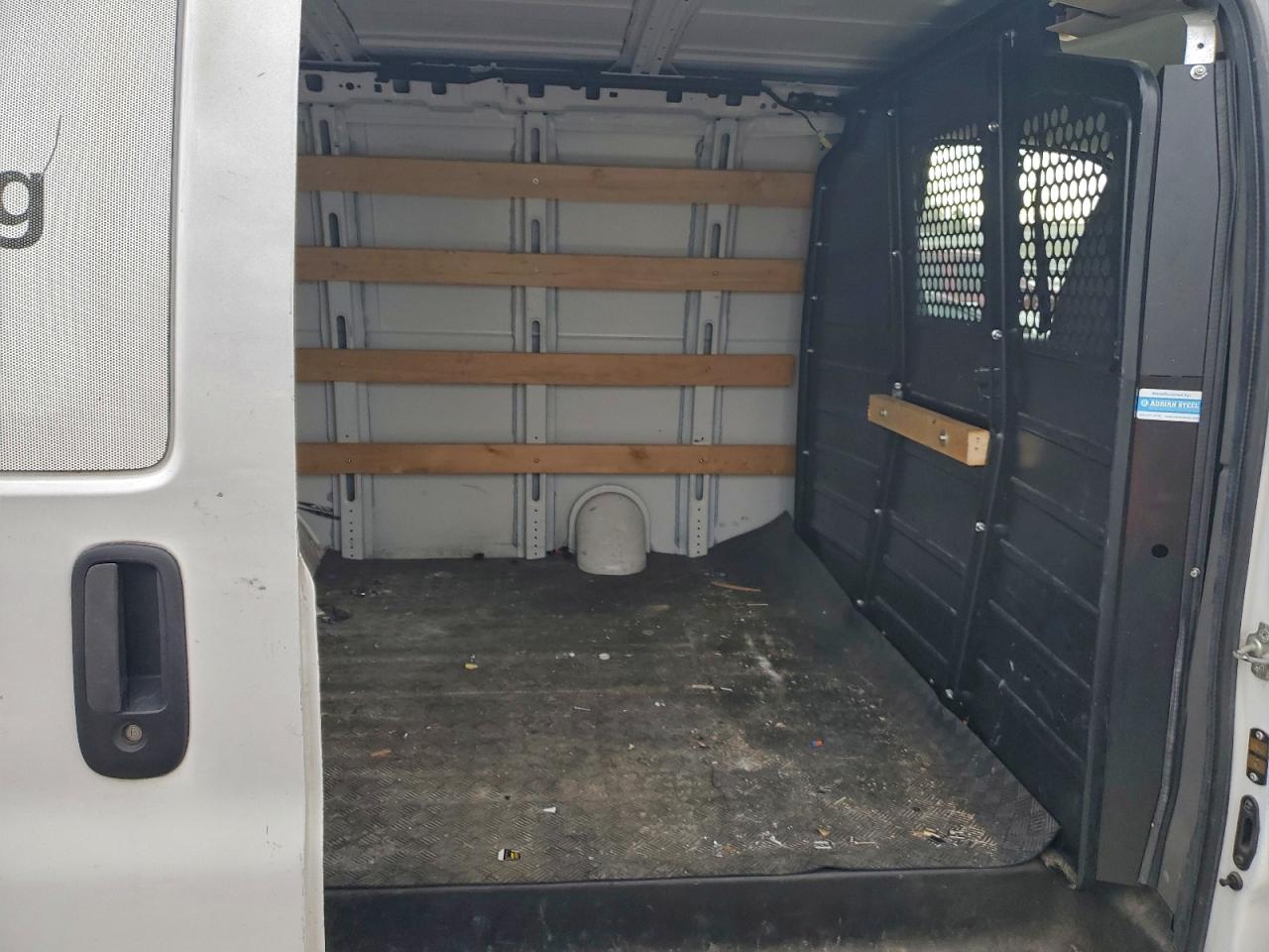 GMC Savana G2500 Image 8