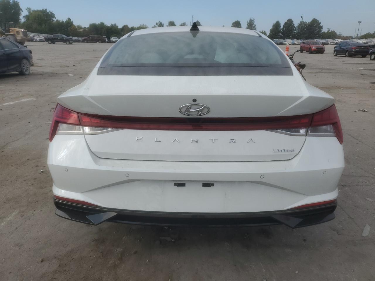 Hyundai ELANTRA Limited Image 3