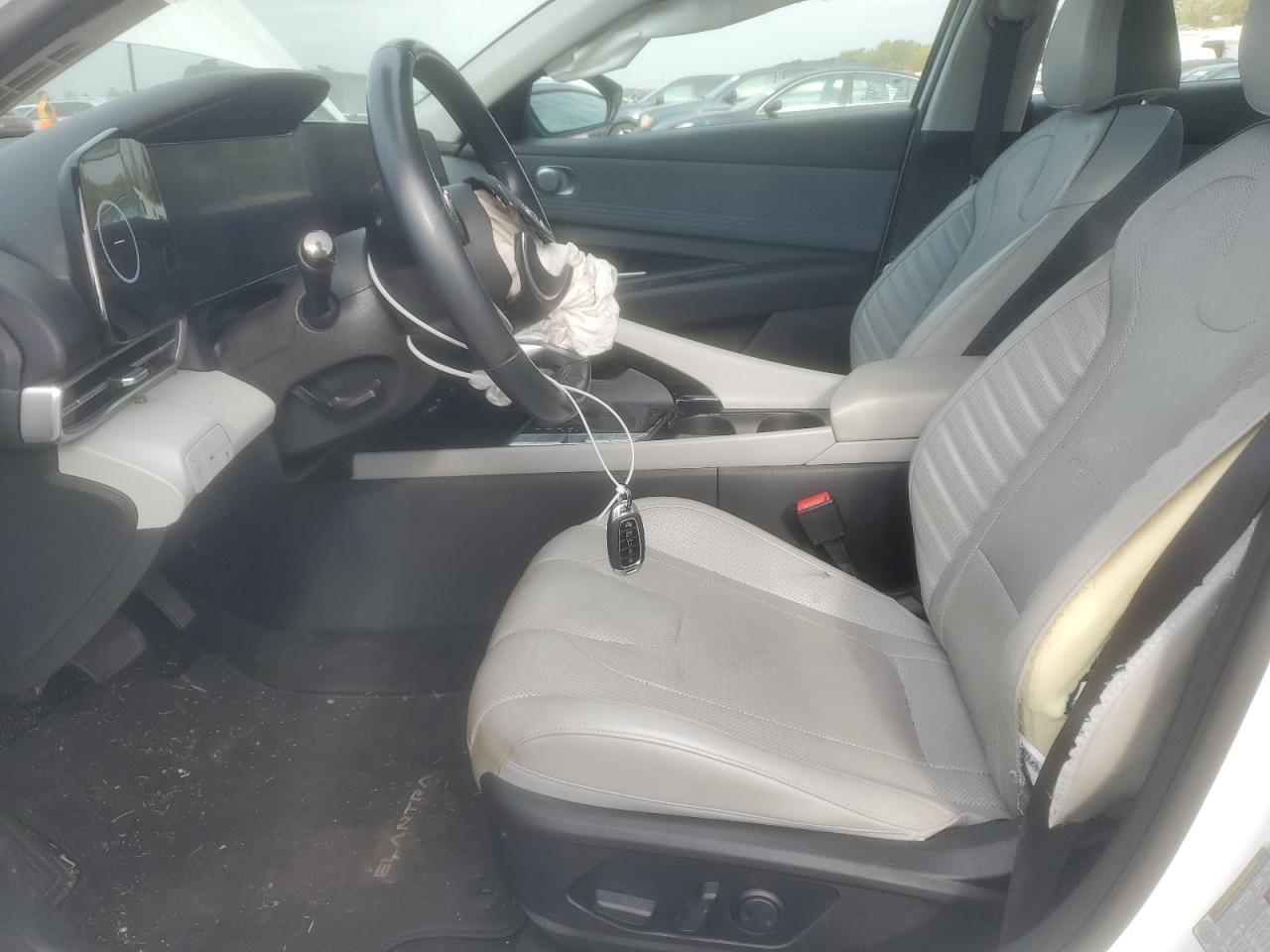 Hyundai ELANTRA Limited Image 4