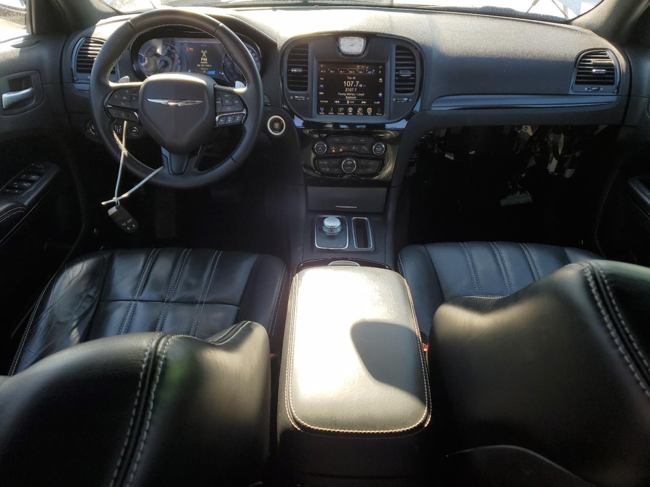 Chrysler 300 S Image 8