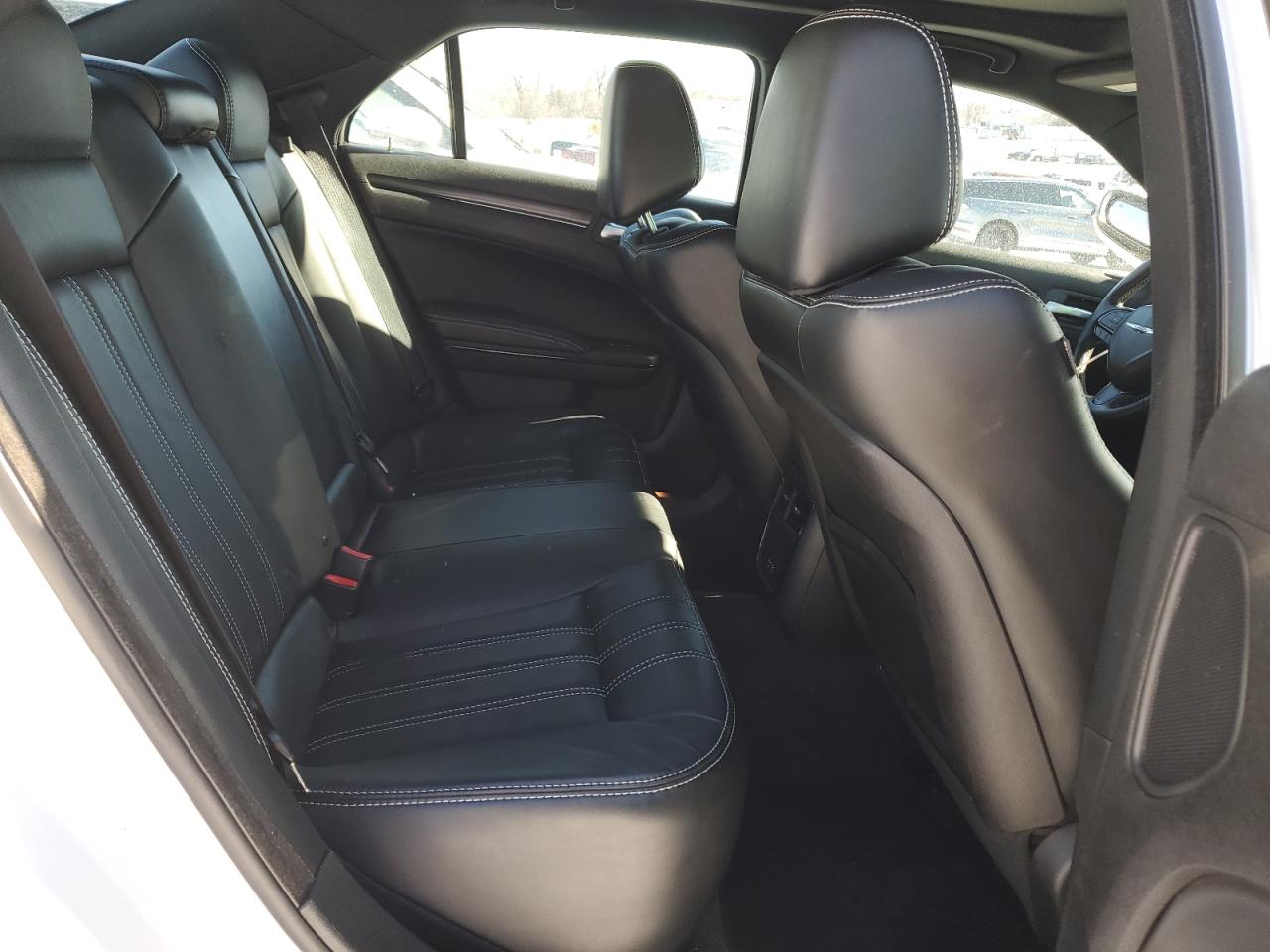 Chrysler 300 S Image 4