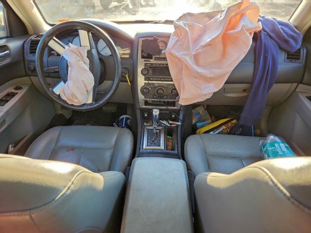 Chrysler 300 Touring Image 8